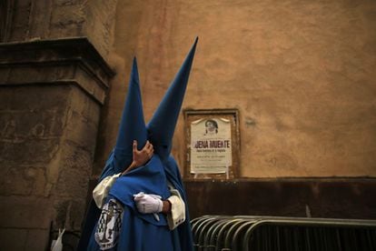 Penitentes de la hermandad de "San Esteban" momentos antes de salir en procesión por las calles de Sevilla, 26 de marzo de 2013.