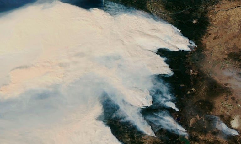 El humo de los incendios de Oregón, en una imagen de NASA distribuida este domingo.