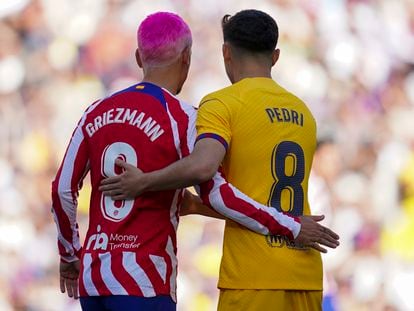 Griezmann y Pedri se saludan durante el Barça-Atlético de este domingo.