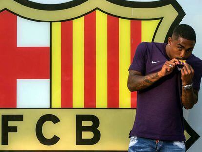Malcom besa el escudo del Barcelona.