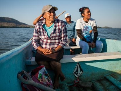 Integrantes de la Cooperativa Mujeres Pescadoras del Manglar vuelven en lancha, después de trabajar en una de las actividades de recuperación del ecosistema de la laguna.