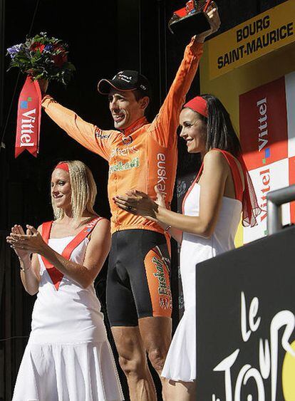 Mikel Astarloza, en el podio tras ganar la decimosexta etapa del Tour.