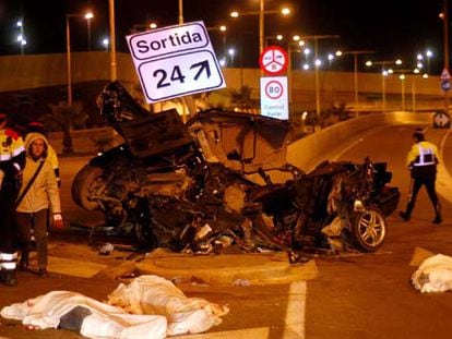 Accidente de un coche en la ronda litoral de Barcelona que costó la vida a tres jóvenes en diciembre de 2004.