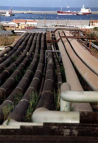 Gasoducto y oleoducto en Arzew, cerca de Orán.