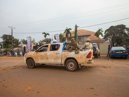 Milicianos patrullaban la sede del partido del presidente centroafricano, Faustin-Archange Touadéra, en enero de 2021.