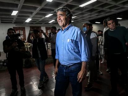 Sergio Fajardo en un centro de votación en Medellín, Colombia.