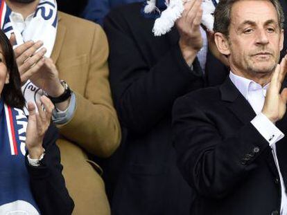 Sarkozy, derecha, en un partido del PSG el pasado s&aacute;bado.