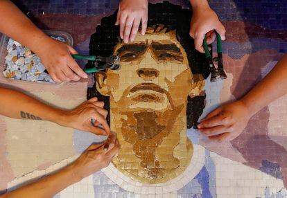 Los seguidores de Maradona lo honran con un mosaico en Buenos Aires.