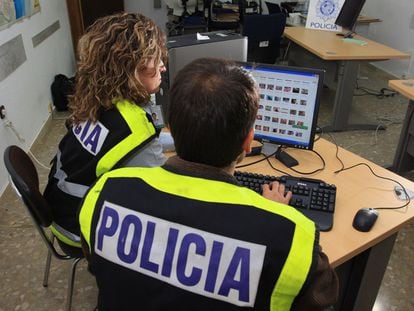 Agentes del grupo de delitos informáticos, en una comisaría de Málaga.