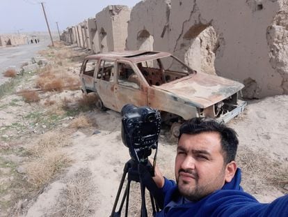 Imagen de Noorullah Shirzada, periodista afgano, en marzo de 2020 en la provincia de Helmand, al sur del país