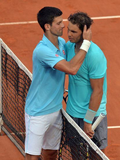Novak Djokovic (izquierda) felicita a Nadal por su victoria en la final de Roland Garros 2014.