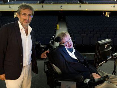 Garik Israelian, a la izquierda, junto al profesor Stephen Hawking.