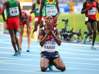 Mo Farah celebra su victoria en los 10.000.