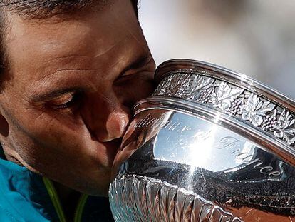 Nadal besa el trofeo de campeón de Roland Garros.