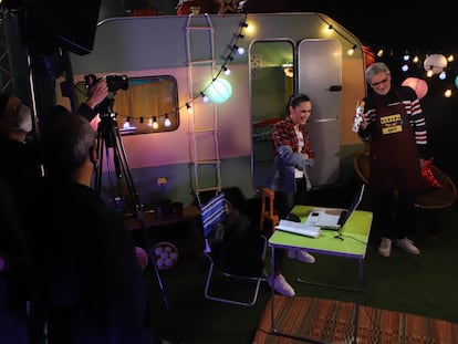 Virginia Díaz y Mikel López Iturriaga en un instante de la grabacion de 'CachitosFest' en los estudios de RTVE de Sant Cugat del Valles.