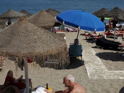 Turistas extranjeros en la playa de Fuengirola (M&aacute;laga)