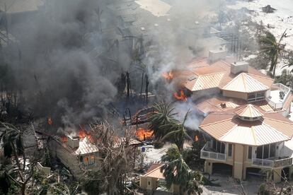 Incendio de una casa en Sanibel, Florida, al día siguiente del paso del huracán Ian.