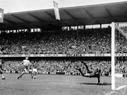 Pelé marca su segundo gol ante Suecia en la final del Mundial de 1958.