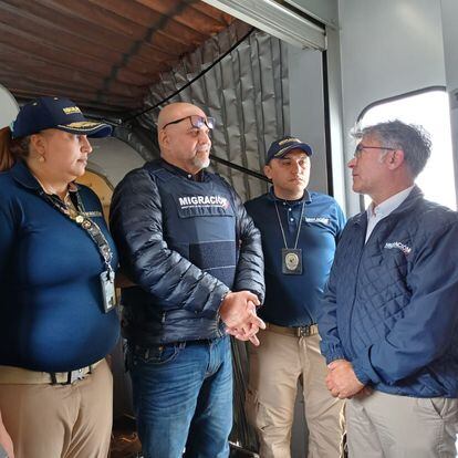 Salvatore Mancuso con las autoridades colombianas a su llegada a Bogotá la mañana del martes.