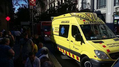 Una ambulancia delante de la estación de metro Fontana en una imagen de archivo.