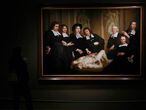 Una visitante observa una de las obras de Rembrandt expuestas en el museo Thyssen-Bornemisza, este lunes en Madrid.