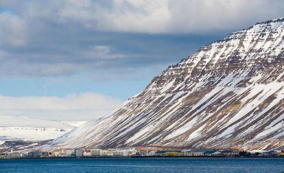 La ciudad de Ísafjörður,, la capital de la región de los Westfjords, parece insignificante ante la majestuosidad de la naturaleza que la envuelve.