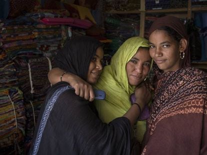 Grupo de mujeres en una tienda textil en Gao, Mali.