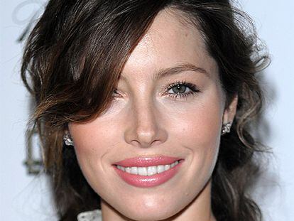 La actriz Jessica Biel subirá al monte Kilimanjaro, el pico más alto de África, de 5.895 metros, para concienciar sobre la necesidad del uso de aguas limpias en el mundo. La llamada expedición <i>Summit on the summit</i>, en la que también participarán el rapero Lupe Fiasco y la intérprete australiana Isabel Lucas, partirá en enero de 2010 bajo el liderazgo del cantante Kenna. Biel, de 27 años, dijo sentirse "asombrada" cuando supo que más de mil millones de personas no tienen acceso a agua potable.