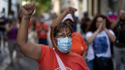 Activistas del Sindicat de Llogaters protestan contra un desahucio en Barcelona.