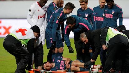 Filipe Luis es retirado en camilla tras su lesión en Moscú ante el Lokomotiv