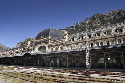 Apeadero de la estación de Canfranc a los pies de los Pirineos.
