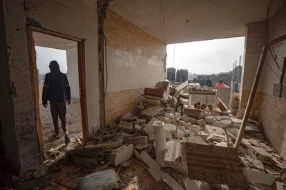 Un palestino contempla las ruinas de su vivienda tras un ataque aéreo israelí en un campo de refugiados en Rafah.