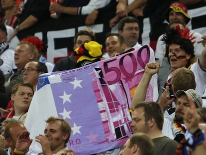 Hinchas alemanes con un billete gigante de 500 euros.