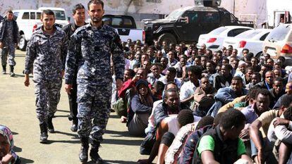 Militares libios retienen a un grupo de inmigrantes que trataban de cruzar a Europa, el 17 de mayo. / EFE