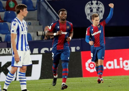 El jugador del Levante Jorge De Frutos (derecha) celebra su gol este sábado ante la Real.