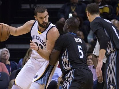 Marc Gasol, defendido por Dieng.