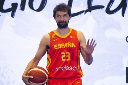 El escolta español ha abandonado la concentración de la selección española de baloncesto por una lesión muscular que se produjo el pasado miércoles frente a Islandia. Así, causa baja de última hora para el Eurobasket de la próxima semana.