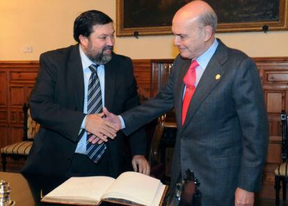 El ministro de Justicia Francisco Caamaño (a la izquierda) saluda al presidente del TSJA Augusto Méndez de Lugo durante su visita hoy a la sede del órgano judicial, antes de conocerse su premio de Hijo Predilecto.