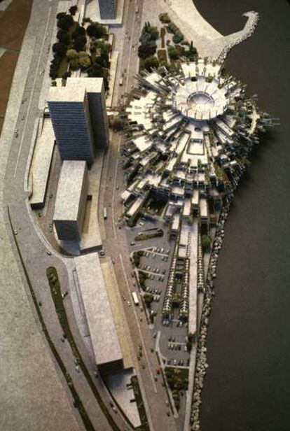 Maqueta del edificio polivalente en Montecarlo que Higueras presentó en un concurso de 1969, en el que también participaron Sáenz de Oiza y Bofill. |
