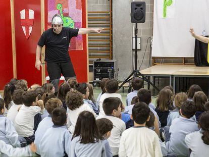 Representación de Sant Jordi de la compañía Vivim del cuentu. 