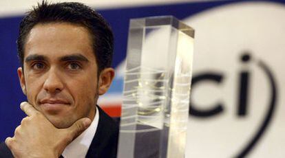 Alberto Contador, con el trofeo al mejor ciclista de 2009.