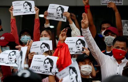 Un grupo de manifestantes sostiene carteles pidiendo la liberación de Aung San Suu Kyi en Yangón, el 7 de febrero de 2021.