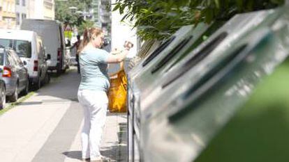 Una mujer recicla basura en Viena.