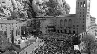 El monasterio de Montserrat durante el 50ª aniversario de la entronización de su Virgen, en 1997.