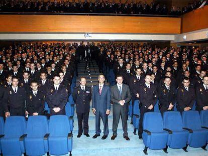 Constantino Méndez (en el centro), junto al alcalde, Alberto Ruiz-Gallardón (derecha), y el comisario Miguel Ángel Fernández Rancaño (izquierda), en la presentación de los nuevos policias.