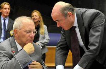 Guindos, charlando en una sesión del Eurogrupo con el entonces exministro alemán de Finanzas Wolfgang Schäuble.
