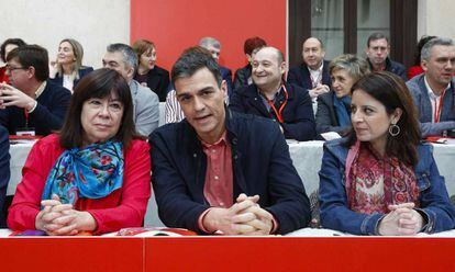 Cristina Narbona, presidenta del PSOE, Pedro S&aacute;nchez, secretario general, y Adriana Lastra, vicesecretaria general, el s&aacute;bado durante el Comit&eacute; Federal del partido.