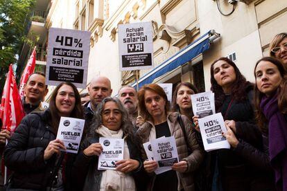 Los trabajadores concentrados frente a la oficina de Empleo de España.