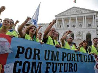 Manifestantes gritan arengas hoy, sábado 13 de octubre de 2012, durante una manifestación organizada por la Federación Unida de Sindicatos contra las medidas de austeridad y contra el desempleo, en Lisboa (Portugal). El gobierno portugués aprobó un severo presupuesto a pesar de la masiva oposición contra los recortes.
