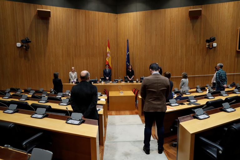 Miembros de la Comisión de Sanidad del Congreso guardan el pasado jueves un minuto de silencio por las víctimas del coronavirus.